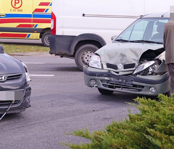 Tuchola, skrzyżowanie Bydgoskiej i Świeckiej: Koliza trzech aut / ZDJĘCIA-24335