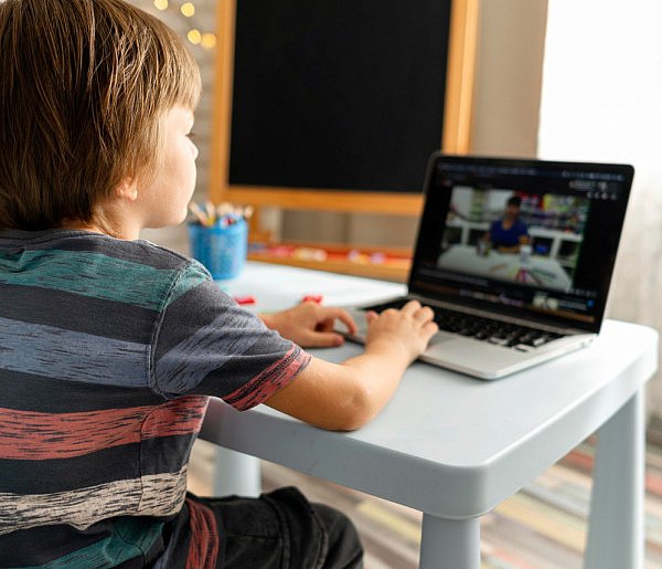 Popularni influencerzy mogą mieć kłopoty. Treści dla dzieci budzą kontrowersje-24547