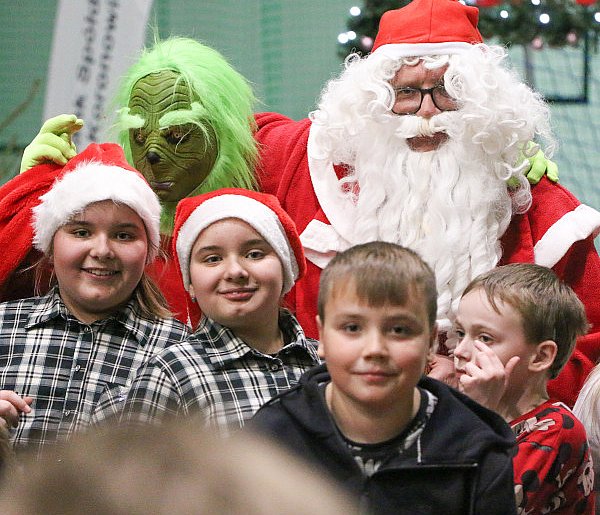Jarmark Bożonarodzeniowy w Gostycynie: Grinch i św. Mikołaj w jednej parze-25059