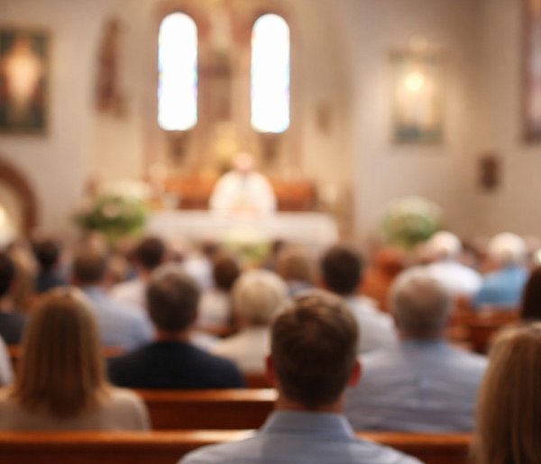 Ilu Polaków naprawdę chodzi do kościoła? Jedna statystyka szokuje-25267