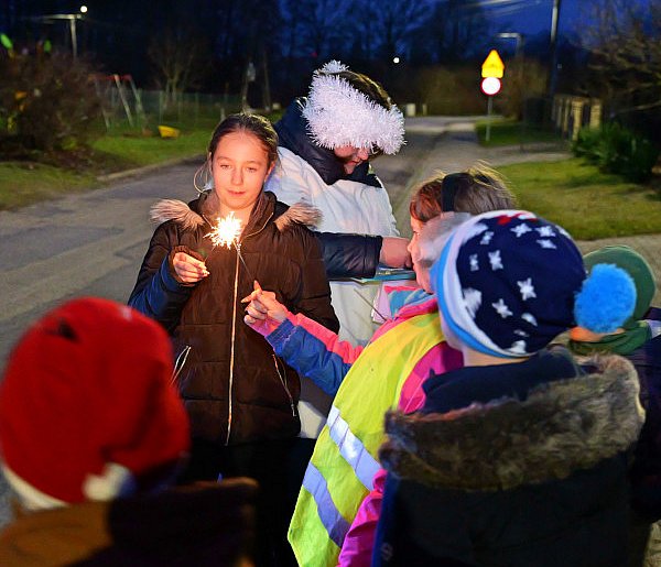 Kolędnicy radośnie przeszli przez Mały Mędromierz! Pierwsza taka inicjatywa / FOT-25329