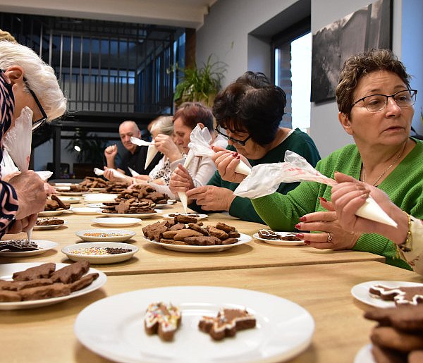 Seniorzy z Klubu Seniora Cekcyn też uwielbiają zdobić pierniki / ZDJĘCIA-25357