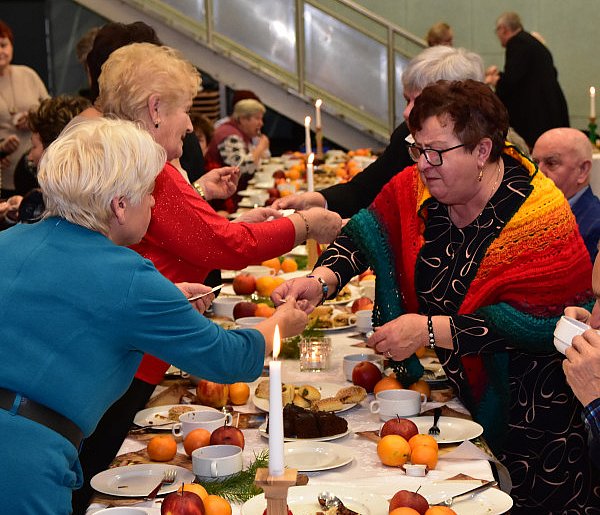 Spotkanie opłatkowe osób starszych i samotnych w Cekcynie / ZDJĘCIA-25348