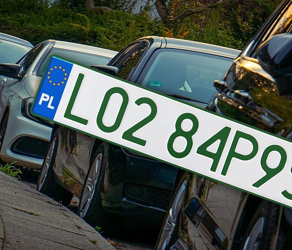 Tablice z zielonymi napisami na kolejnych autach. Nie chodzi o "elektryki"-25373