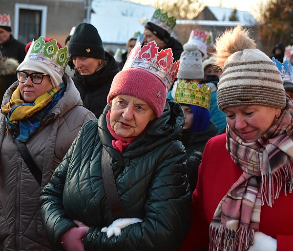 Tradycyjny Orszak Trzech Króli przeszedł ulicami Bysławka / ZDJĘCIA-25588