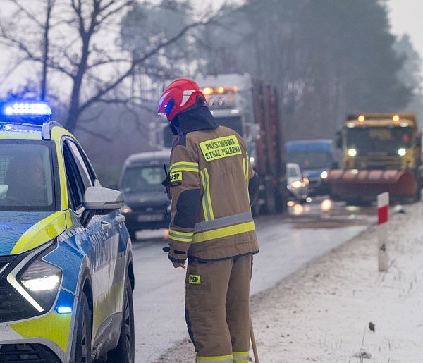 OBLODZENIE. Trudne warunki na drogach! Ciężarowe stanęły-25720