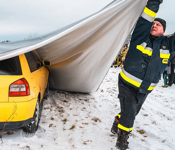 Bysław. Strażacy z całego powiatu, pożar samochodu i płachta gaśnicza / ZDJĘCIA