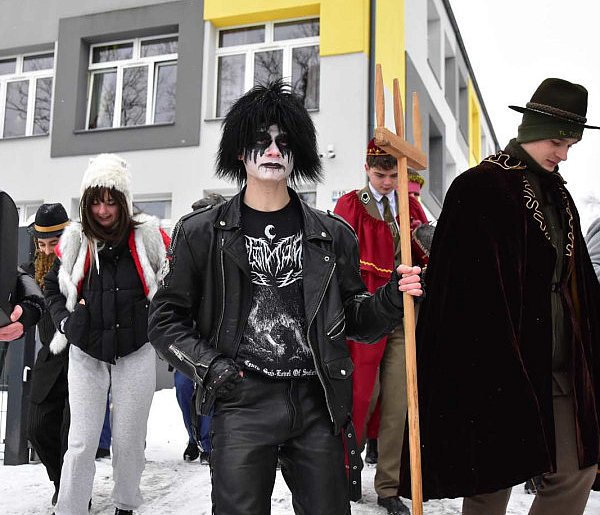 Korowód kolędników rozgrzał mroźne i śnieżne ulice Tucholi / FOTO + FILM