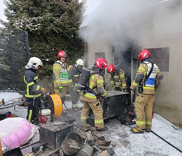 Pożar kotłowni w Bysławiu. Sześć jednostek straży ruszyło do akcji  / ZDJĘCIA