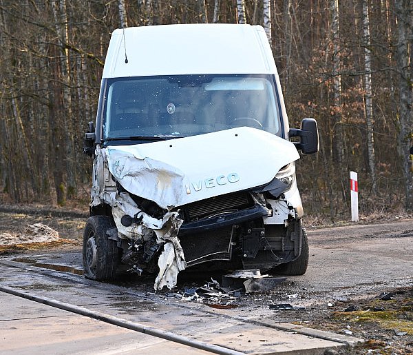 Wierzchucin: Samochód dostawczy wjechał pod pociąg! / ZDJĘCIA