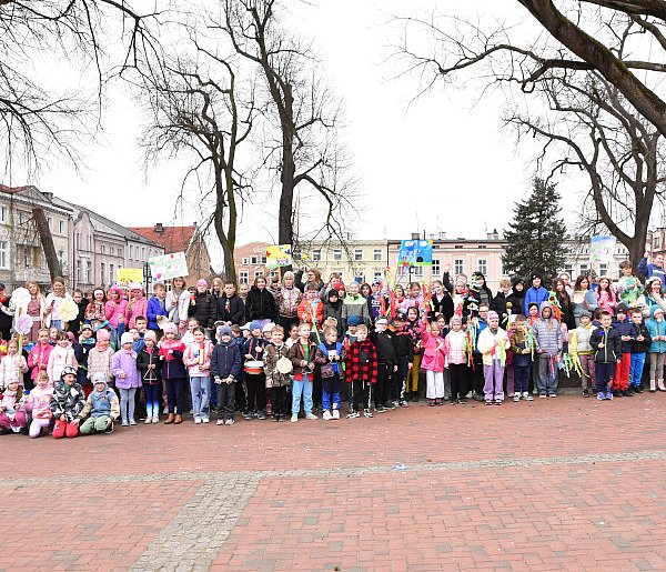 Uczniowie tucholskiej "Jedynki" powitali nadchodzącą wiosnę / ZDJĘCIA + FILM
