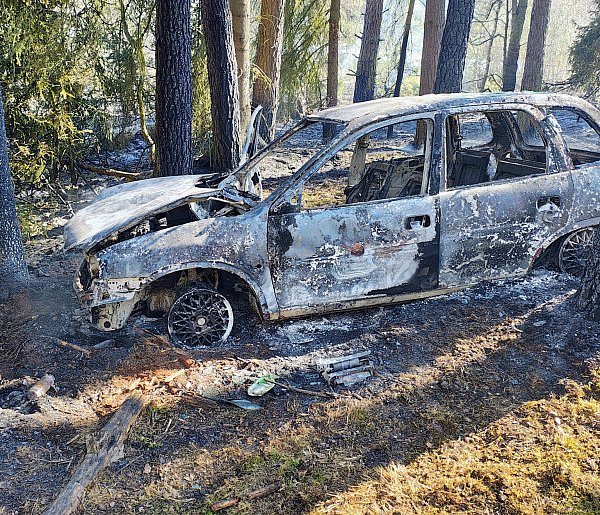 Doszczętnie spalone auto w lesie w okolicach Woziwody. Akcja gaśnicza strażaków