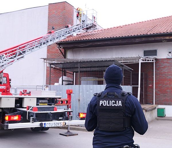 Włamanie i kradzież w markecie w Tucholi? Działania policji od wtorkowego rana