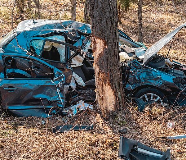 Tuchola - Świecie. Kierowca wypadł oplem z drogi. Zabrany do szpitala / ZDJĘCIA