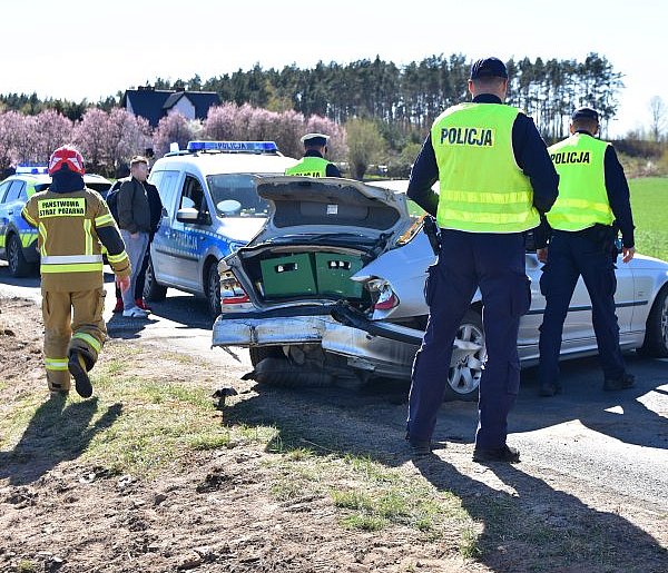 Uwaga! Zderzenie dwóch samochodów między Tucholą a Łyskowem. Można spodziewać się