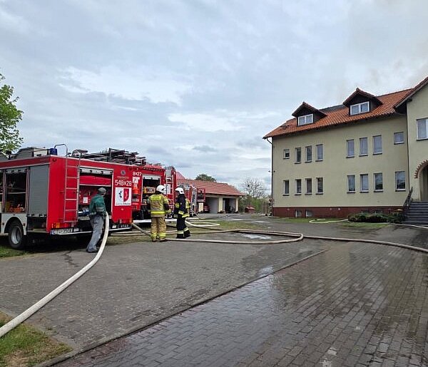 Śliwice. Pożar NA PLEBANII! Dym wydostawał się z poddasza / ZDJęCIA