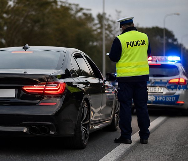 Z Niemiec kradzionym samochodem przez powiat na lewych tablicach. Pod wpływem
