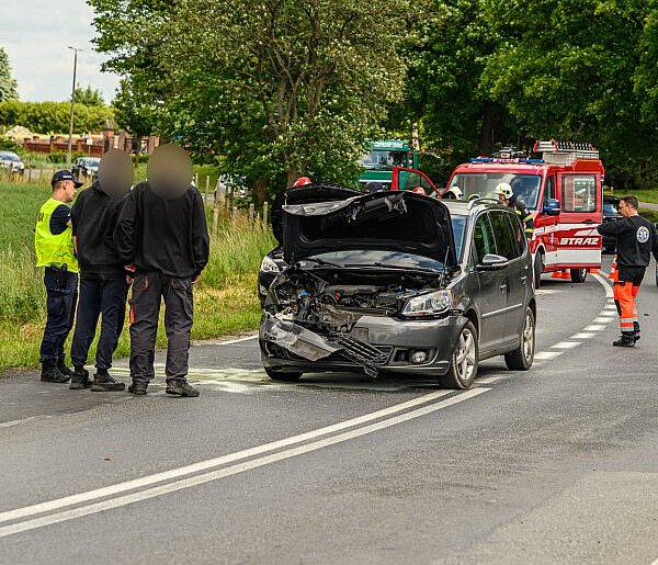 Dziś na DW240 w Bysławiu. Zderzenie trzech samochodów ZDJĘCIA, FILM