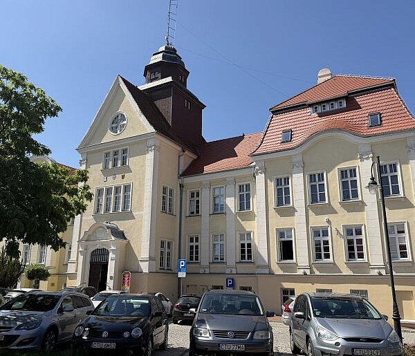 "Al**u ak**r!". Wiadomości od podłożeniu bomby na skrzynkach ratusza, policji...