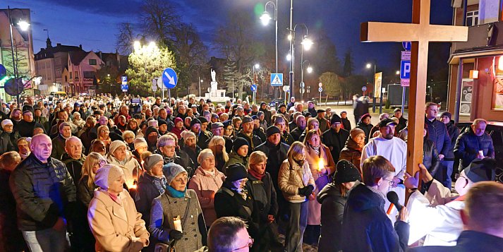 Tuchola. Miejska Droga Krzyżowa w Niedzielę Palmową