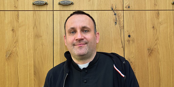 Raper w sutannie. „Chwyta za serce, kiedy modlą się ci, którzy..."