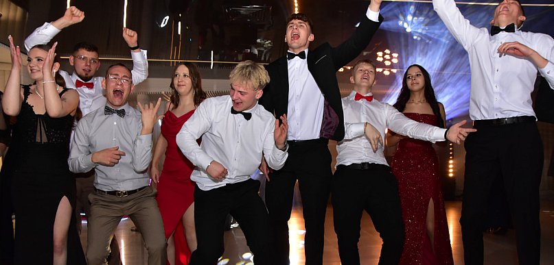 Tak bawi się młodzież! Studniówka ZSLiT / CZ. 2 ZDJĘCIA + FILMY - IMPREZA, TORT