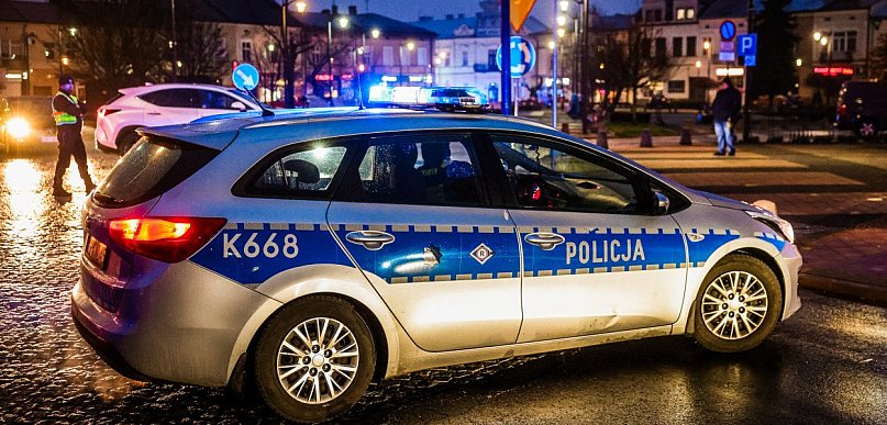 Dramatyczna historia z Tucholi. 67-latek znaleziony w przedsionku banku. Nie udało