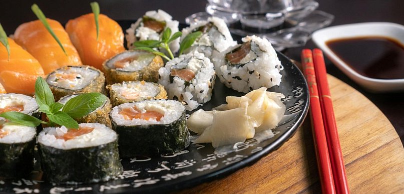 Sushi i zdrowy balans: jak jeść „lekko”, nawet gdy zamawiasz do domu