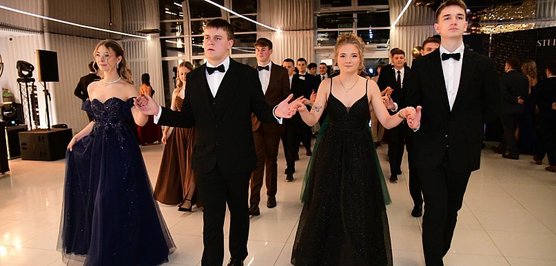 Tuchola: Studniówka "Leśnika" / POLONEZ, WALC Z ORKIESTRĄ, ZDJĘCIA KLASOWE