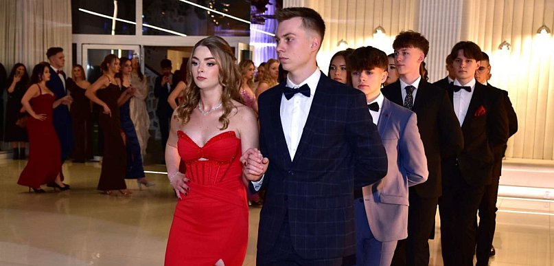 Tuchola: Studniówka "Nowodworka" / POLONEZ