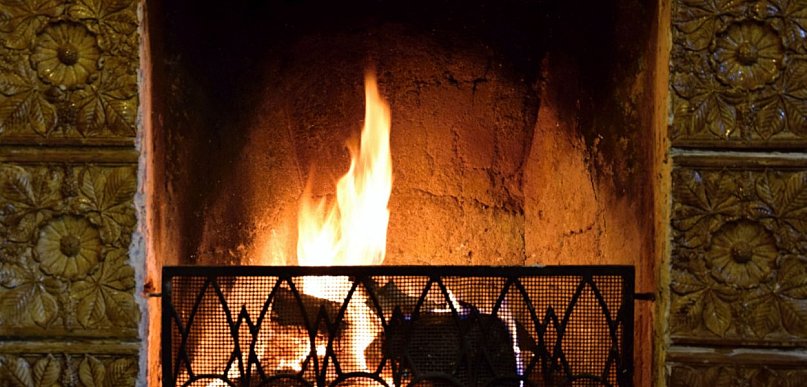 Jak dobrać kratki do kominka, aby pasowały do wystroju salonu?