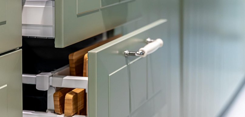 Prowadnice dolnego montażu vs bocznego - które wybrać do szuflad?