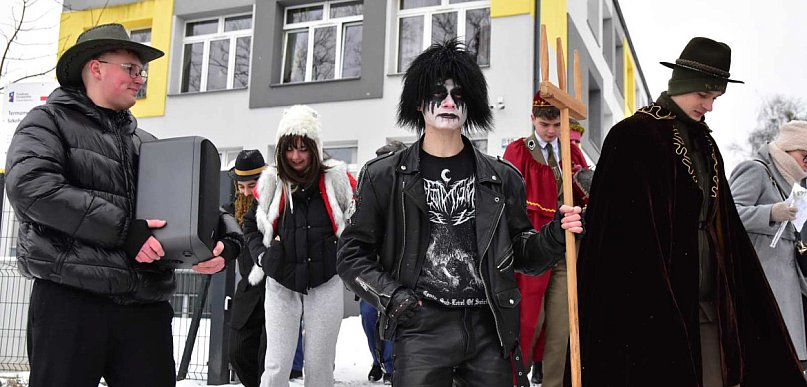 Korowód kolędników rozgrzał mroźne i śnieżne ulice Tucholi / FOTO + FILM