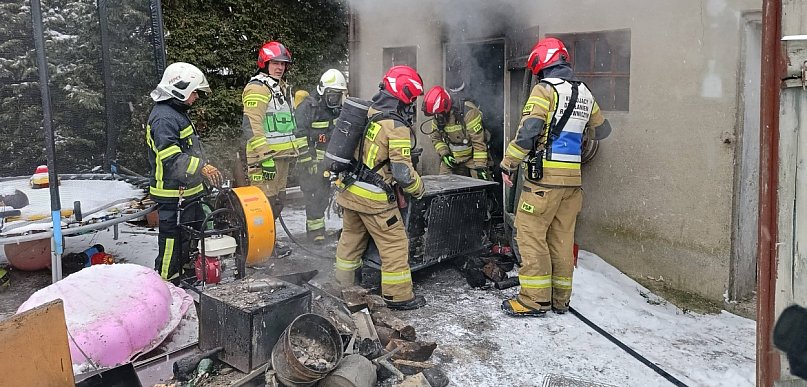 Pożar kotłowni w Bysławiu. Sześć jednostek straży ruszyło do akcji  / ZDJĘCIA