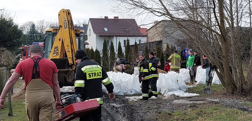 Roztopy. Problem na rzece Kamionce! Strażacy  gminy Gostycyn układają wał