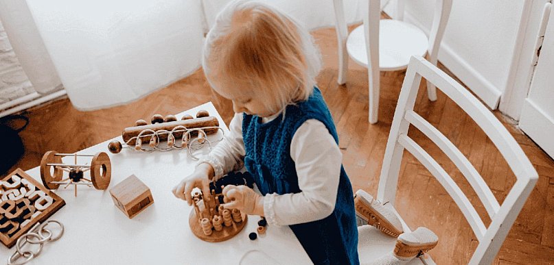 Jak dobrać zabawki Montessori do wieku dziecka? Praktyczne przykłady