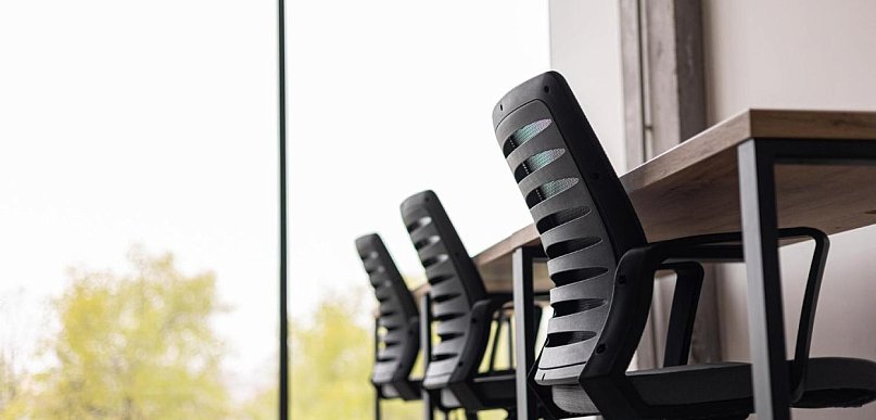 Jak wybrać wygodne krzesło biurowe? Salon mebli biurowych z Katowic doradza