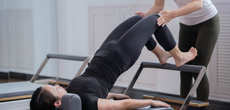 Aktywność bez przeciążeń – czym pilates różni się od siłowni i klasycznego fitness