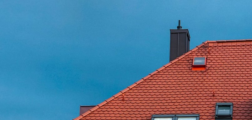 Jak zaprojektować szczelny i trwały dach – od doboru pokrycia po detale?