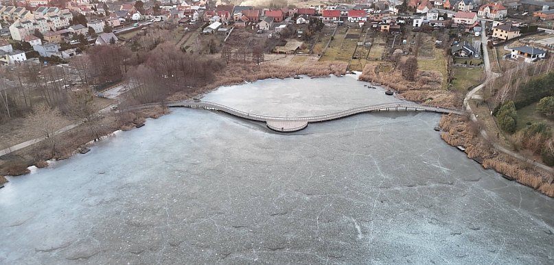 Dzieci weszły na lód nad Głęboczkiem w Tucholi. TO SKRAJNIE NIEBEZPIECZNE!