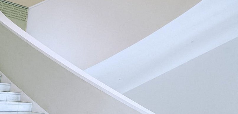 Kompaktowe domy do 100m² - sprytne rozwiązania schodowe