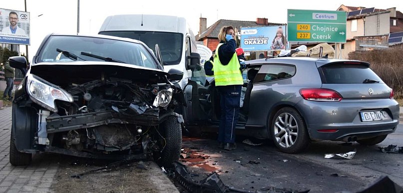 Tuchola: Zderzenie trzech pojazdów. Sprawca próbował uciec / ZDJĘCIA
