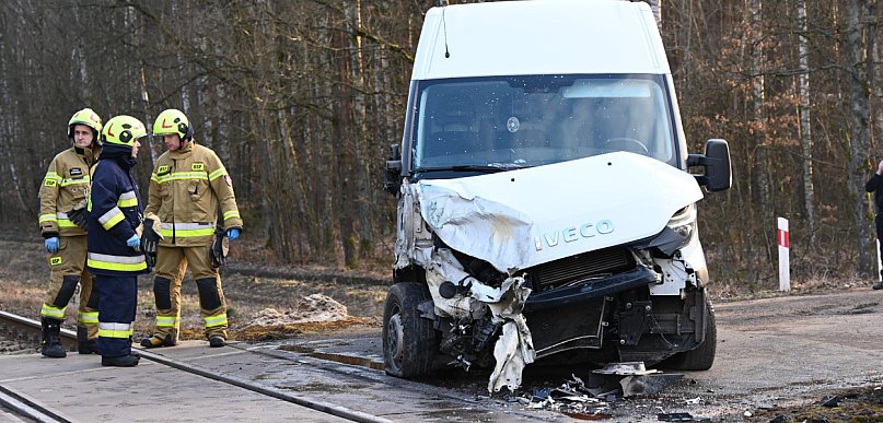 Wierzchucin: Samochód dostawczy wjechał pod pociąg! / ZDJĘCIA