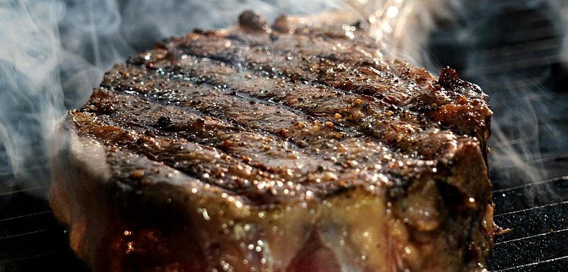 Jak przygotować idealny stek tomahawk na grillu