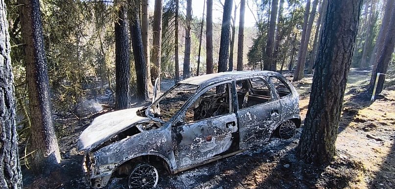 Doszczętnie spalone auto w lesie w okolicach Woziwody. Akcja gaśnicza strażaków