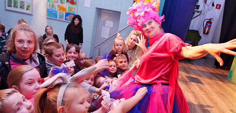 Dzieci z Cekcyna odnalazły zająca! Przedświąteczna impreza w domu kultury / FOTO