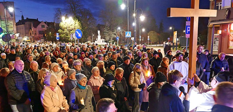 Tuchola. Miejska Droga Krzyżowa w Niedzielę Palmową / ZDJĘCIA, FILMY