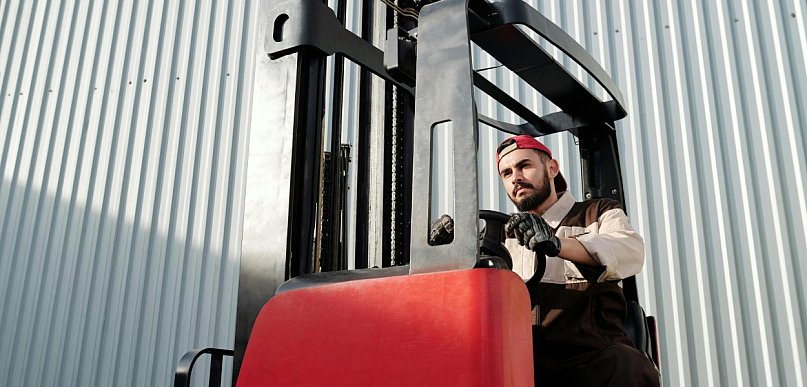Sprzedaż wózków widłowych. Jak wybrać sprzęt, który realnie wspiera biznes?