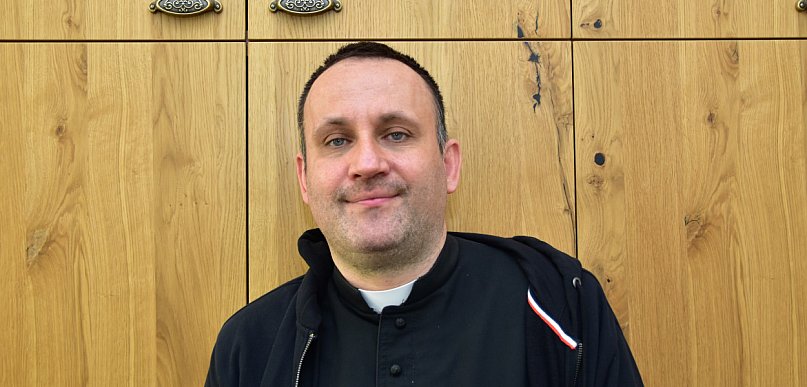 Raper w sutannie. „Chwyta za serce, kiedy modlą się ci, którzy..."