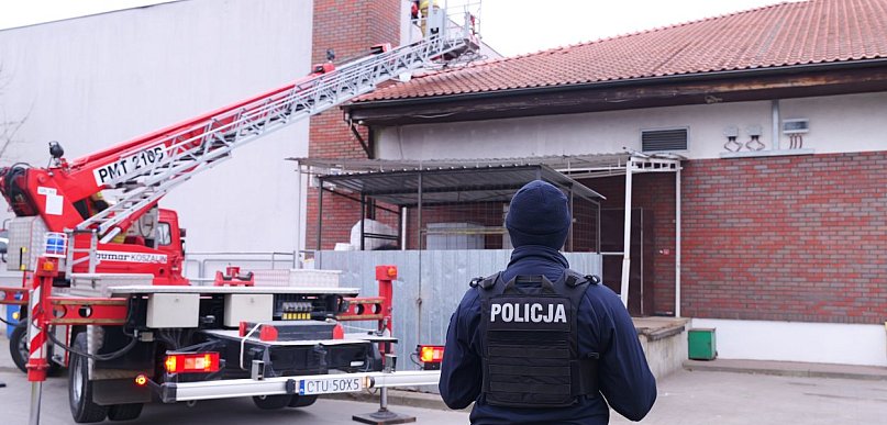 Włamanie i kradzież w markecie w Tucholi? Działania policji od wtorkowego rana